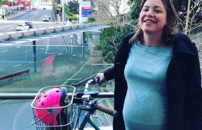 Ministarka biciklom otišla da se porodi (FOTO)