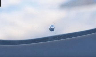 Mala rupa na prozorima aviona koja vam može spasiti život (VIDEO)