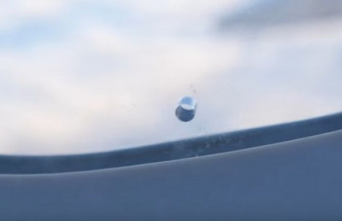 Mala rupa na prozorima aviona koja vam može spasiti život (VIDEO)