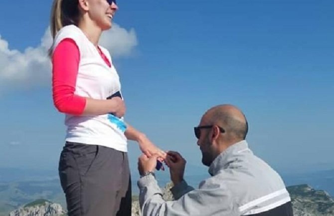 Nakon 5 godina veze ljubav krunisali na vrhu Durmitora (FOTO)