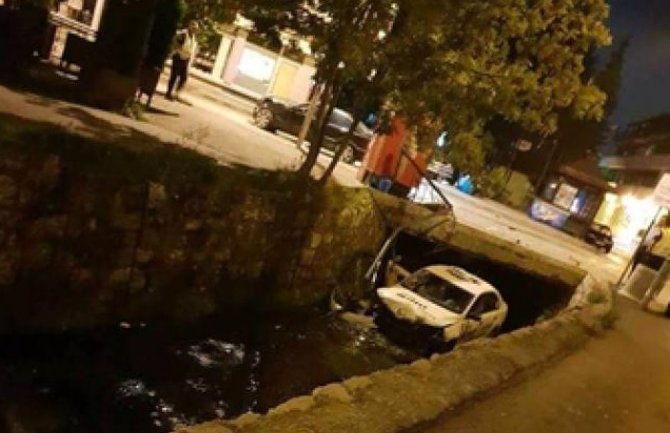 Pljevlja: Nakon sudara sa BMW-om taksi sletio u Breznicu, policija izvukla vozača i dvije djevojke iz vode