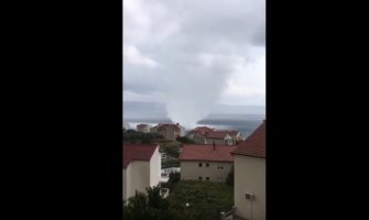 Obilne padavine pogodile Jadran, pijavice u Dalmaciji (VIDEO)