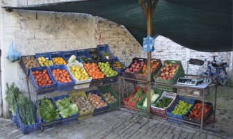 Herceg Novi: Maloljetnik prodavao voće i povrće, maskirani razbojnici mu oteli novac