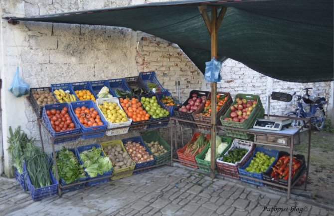 Herceg Novi: Maloljetnik prodavao voće i povrće, maskirani razbojnici mu oteli novac