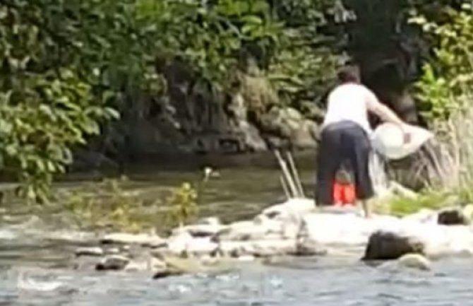 Mislila je da je niko ne vidi, pa bacala džakove smeća u rijeku (VIDEO)