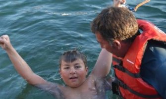 Čudo od djeteta: Marko (12) preplivao Ohridsko jezero za oko osam sati(VIDEO)
