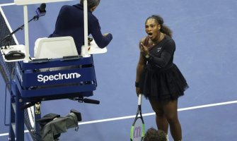 Trofej u rukama Osake, Serena napravila haos: Svađe sa sudijom oko 
