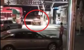 Scena iz filma u Banjaluci: Policija ga jurila, a on vozilom pobjegao niz stepenice(VIDEO)