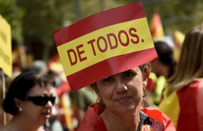 Protestna šetnja u Barseloni protiv separatističkog pokreta u Kataloniji