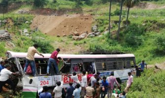 Autobus sa 80 vjernika se survao u provaliju, najmanje 50 mrtvih (VIDEO)