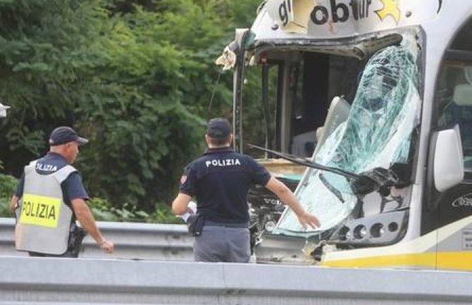 Nesreća u Italiji: Autobus pun đaka iz BiH imao sudar, poginuo vozač(FOTO)