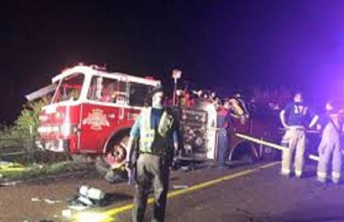 Autobus udario u cistijernu s gorivom, sletio u provaliju i izgorio, 19 mrtvih