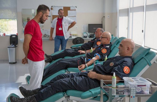 Akciji dobrovoljnog davanja krvi danas se odazvao veliki broj službenika MUP-a iz svih crnogorskih gradova