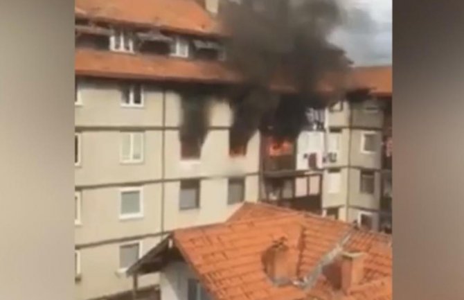 UZNEMIRUJUĆI SNIMAK iz Novog Pazara: Tri osobe u plamenu molile za pomoć(VIDEO)