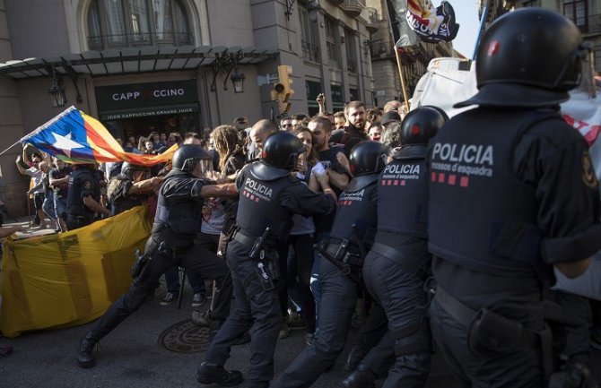Neredi u Barseloni, sukobili se policija i separatisti