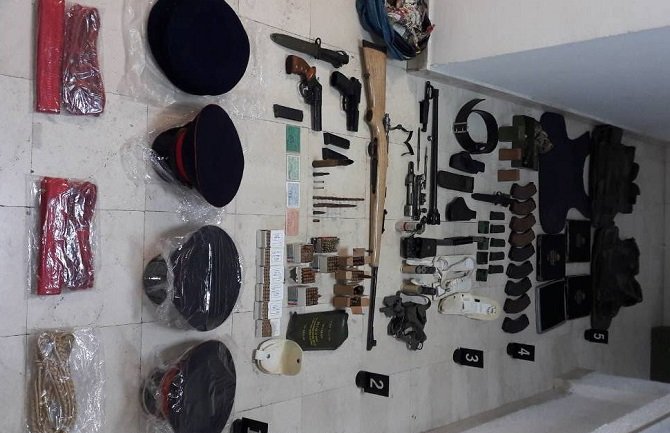 U stanu Danilovgrađanina pronađeni oružje, municija, eksploziv, bomba, panciri...