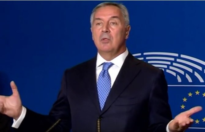 EU da posluša Đukanovića, na Balkanu sve više onih koji zveckaju oružjem