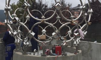 Nastavak radova na fontani u Pljevljima, postavljena konstrukcija (FOTO)