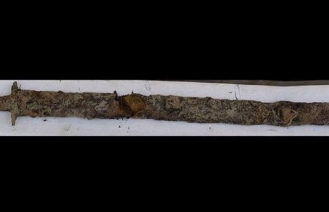 Djevojčica iz jezera izvadila mač star preko 1.500 godina (Video)