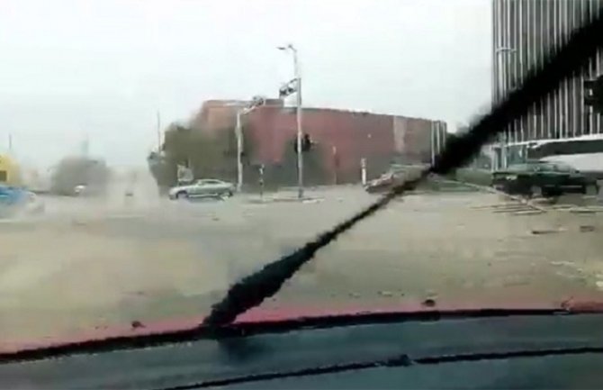 POTOP U SPLITU: Jaka kiša formirala jezera koje usisava automobile, struje nema 