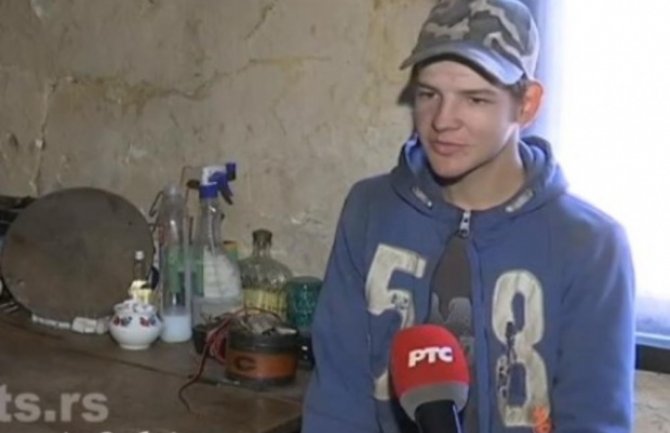 Evo kako živi mladi Jovan (16): Potpuno sam, bez struje i vode, a kuću neće da napusti