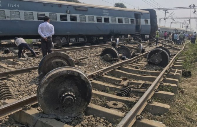 Voz u Indiji izletio iz šina, 5 putnika poginulo