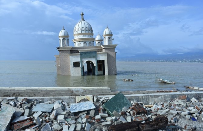 Indonezija nakon zemljotresa: Sve porušeno, džamija stoji