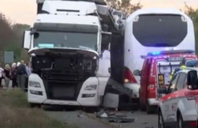Stravičan sudar autobusa i kamiona, četiri osobe u kritičnom stanju (VIDEO)