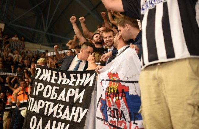 Bar: Vjenčali se u hramu pa umjesto na foto sesiju otišli da navijaju za Partizan(FOTO)