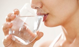 Zbog čega je važno  piti šolju tople vode nakon svakog obroka?