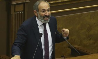  Premijer Jermenije podnio ostavku, želi vanredne izbore
