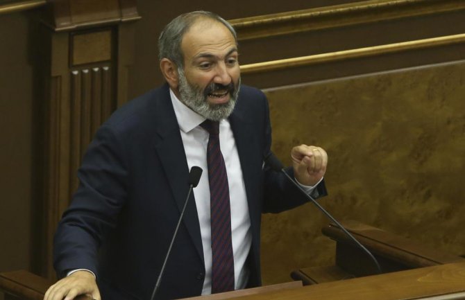  Premijer Jermenije podnio ostavku, želi vanredne izbore