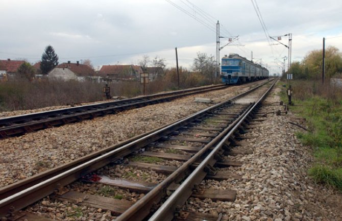 Muž i žena promašili stanicu, pa iskočili iz voza na relaciji Doboj - Banjaluka
