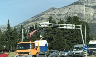 Bar: Kamion Komunalnog preduzeća oštetio semafor