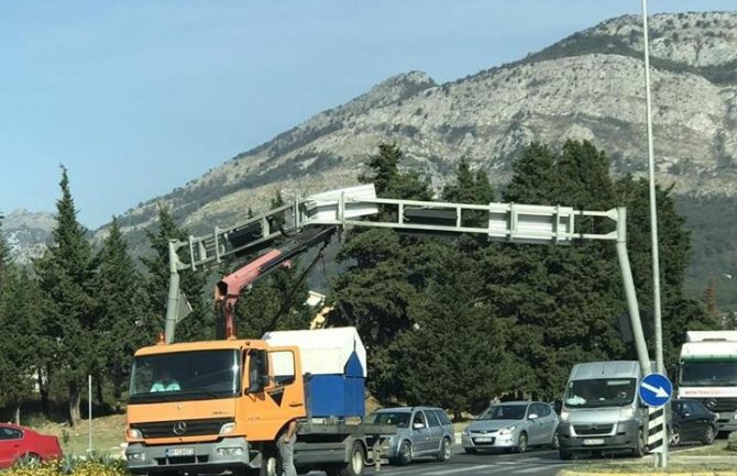 Bar: Kamion Komunalnog preduzeća oštetio semafor