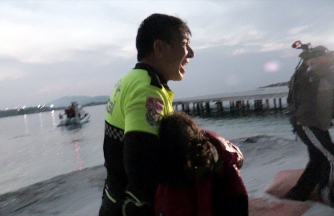 Preminula djevojčica s potonulog čamca s migrantima, policajac koji je izvukao iz vode plakao 