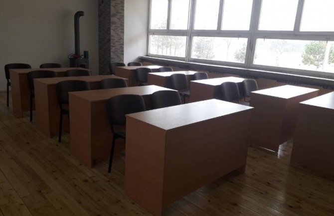Poslanici i odbornici Demokrata se odrekli dijela zarada i obnovili seosku školu na Žabljaku (FOTO)