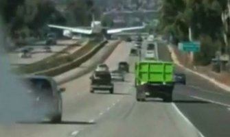 Avion sletio na autoput i prestravio vozače (VIDEO)