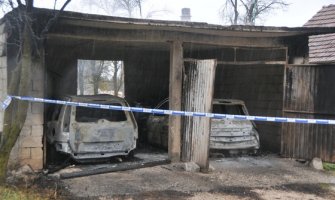 Nikšić: Zapaljena dva automobila u garaži pored porodične kuće