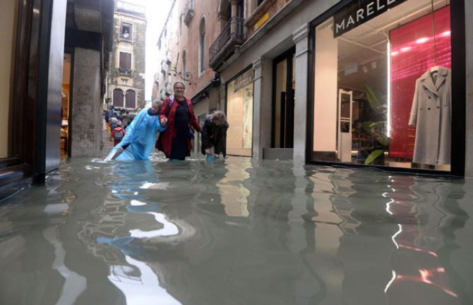 Nivo vode raste u Veneciji, evakuisani turisti (VIDEO)
