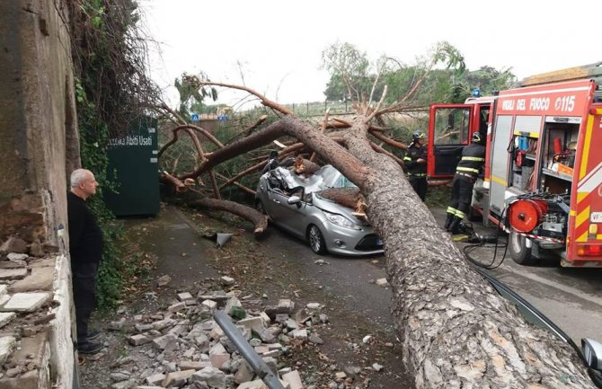 Veliko nevrijeme u Italiji: Stradalo najmanje 10 osoba, vjetar obara stabla, nivo vode raste(VIDEO)