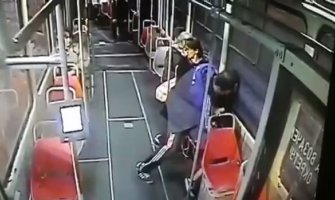 Djevojčica napadnuta u tramvaju molila putnike za pomoć, oni nisu reagovali