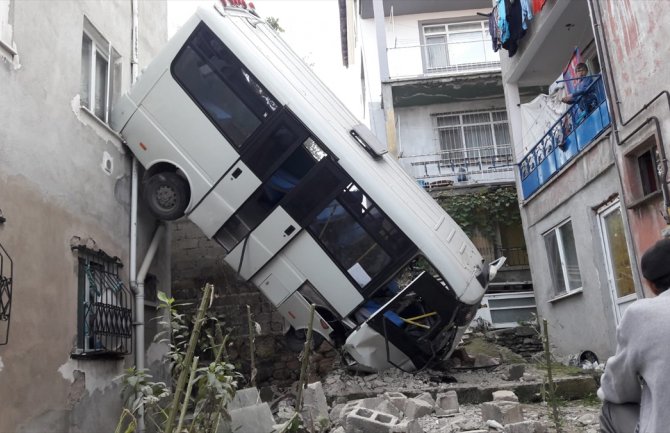 Minibus se survao među stambene zgrade ispod puta, 20 osoba povrijeđeno