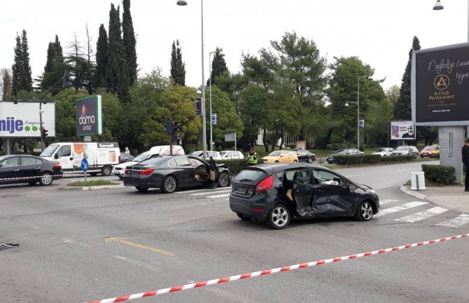 Sudar dva automobila u Podgorici, dvoje povrijeđenih