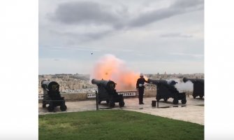 Pticu raznijela eksplozija baruta iz “muzejskog” komada artiljerije(VIDEO)