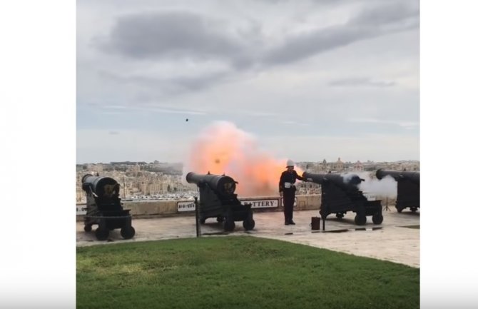 Pticu raznijela eksplozija baruta iz “muzejskog” komada artiljerije(VIDEO)