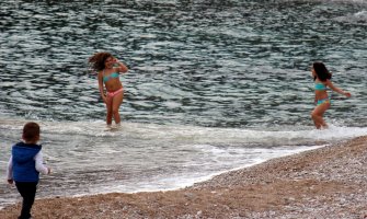 Novembarsko kupanje u Budvi: Djeca i odrasli uživali u moru (FOTO)
