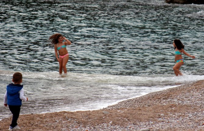 Novembarsko kupanje u Budvi: Djeca i odrasli uživali u moru (FOTO)