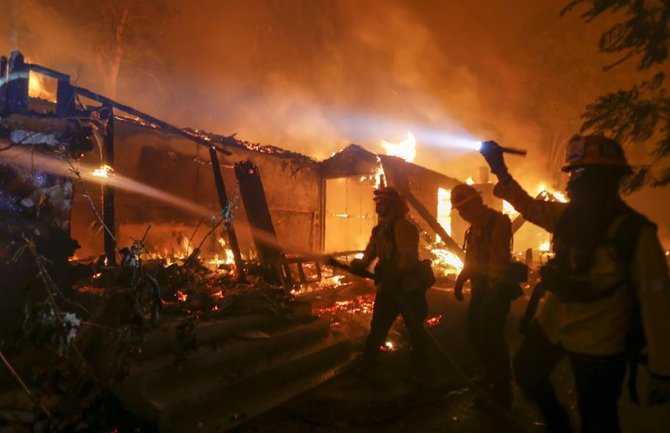 Kalifornija: U požaru smrtno stradalo 88 osoba, za 203 se traga