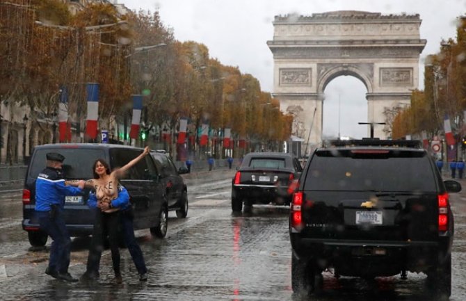 Incident u Parizu: Ispred Trampa istrčala gola žena sa porukom na grudima 